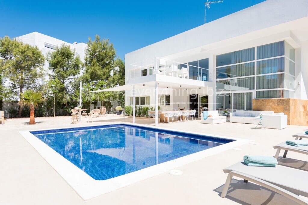 Cosmopolitan Modern Villa with Super Views & Tourist License in Cala Vadella — Villa