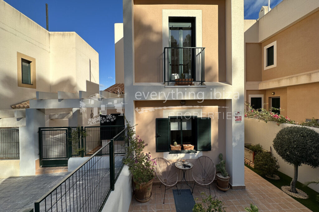 Impressive Modern Townhouse with Sea and Sunset Views in Cala Tarida — Townhouse