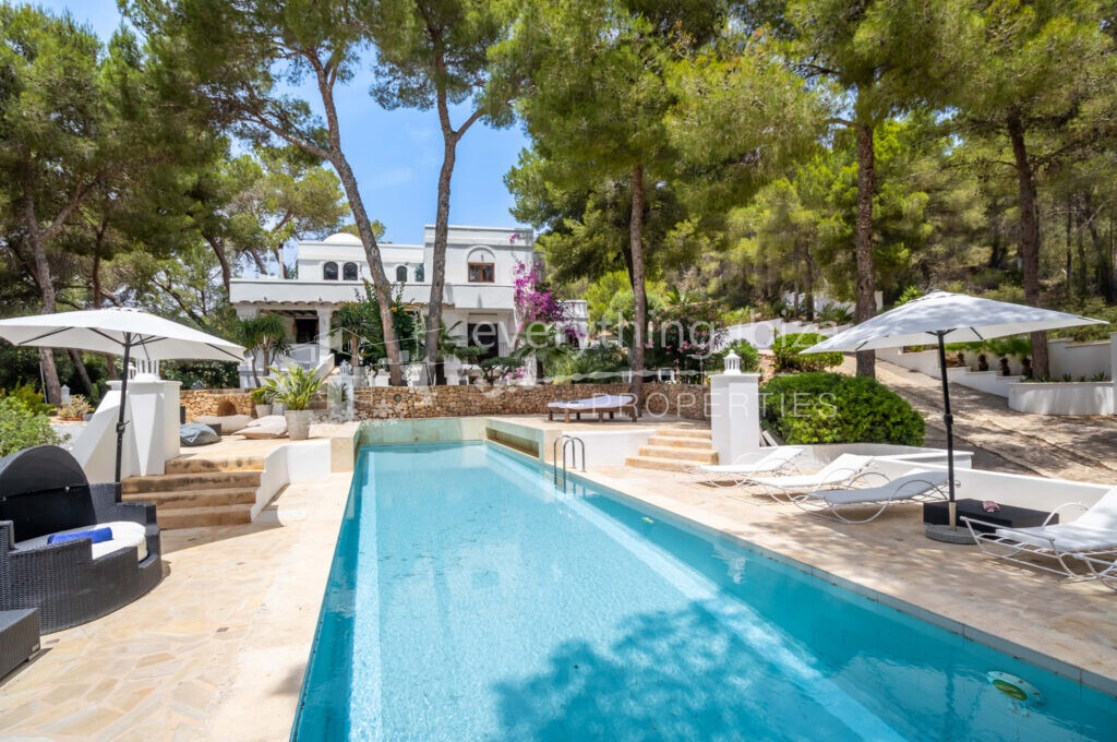 Beautiful Villa with Tourist License, Two Guest Annexes on Large Rural Plot in Sa Carroca — Villa