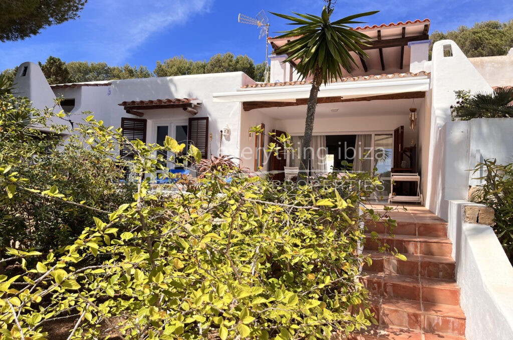SOLD – Charming Traditional Townhouse Close to Cala Conta with Sea and Sunset Views in Cala Codolar — Townhouse