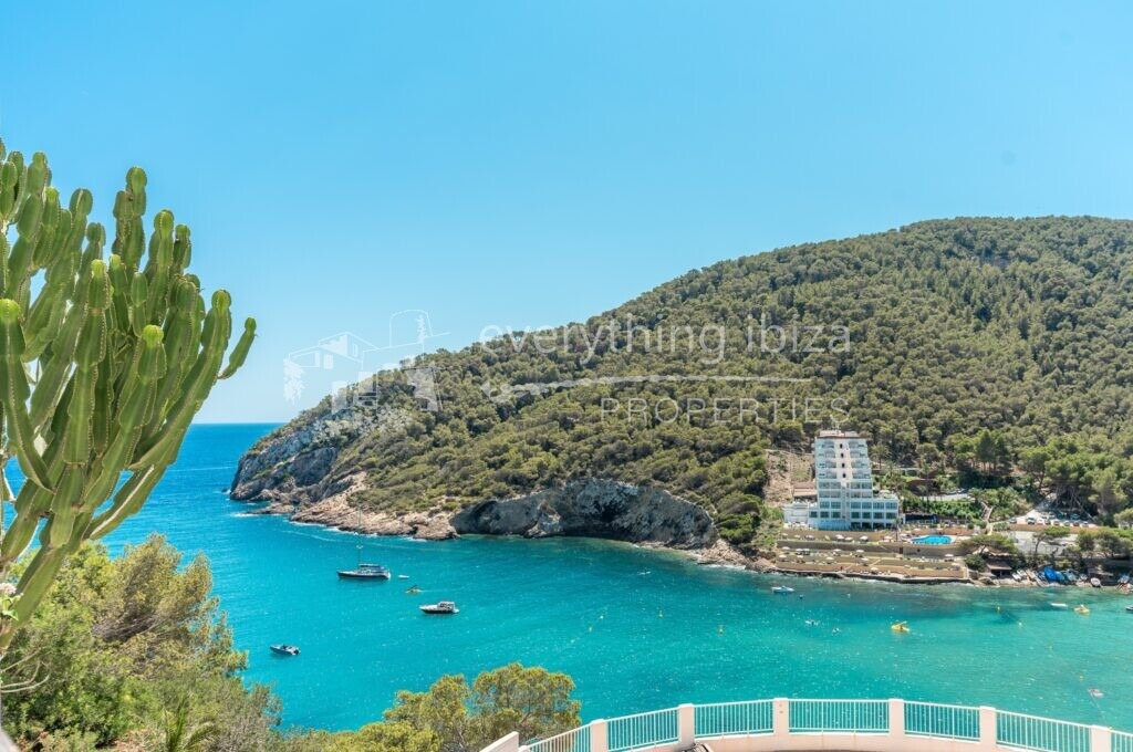 Charming Renovated Apartment with Super Sea Views Close to Cala Llonga Bay in Cala Llonga — Apartment
