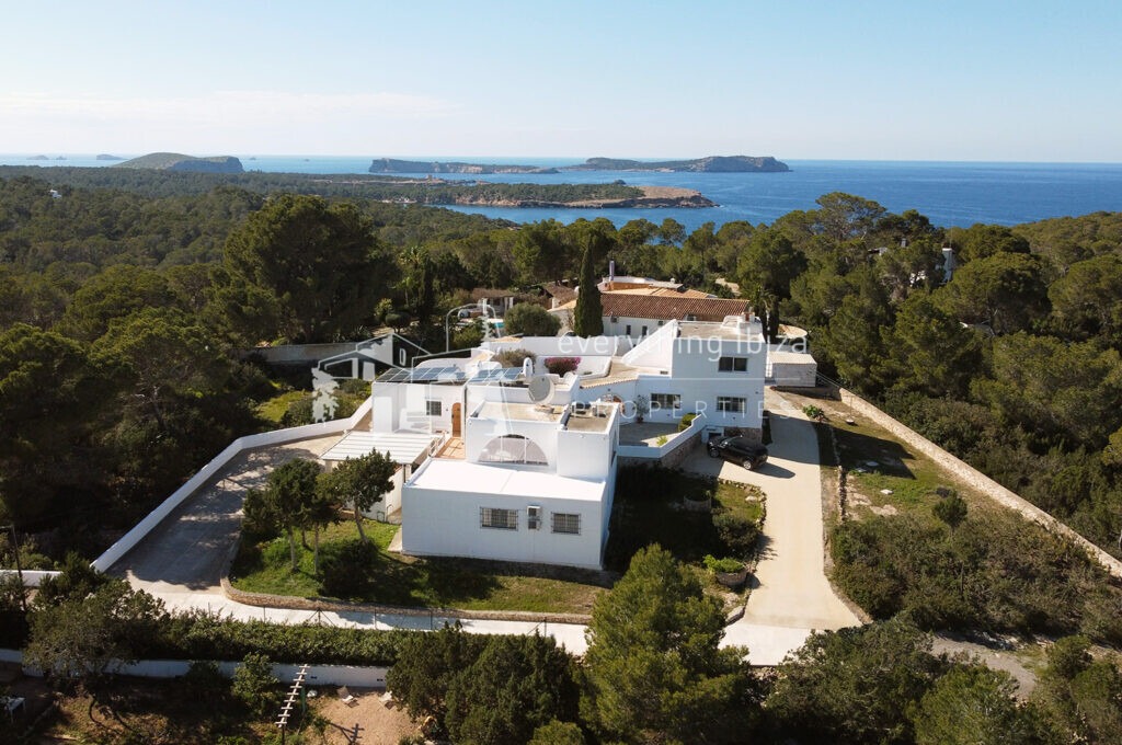 Charming Mediterranean Villa with Apartment and Studio Close to Nearby Beaches in Port Des Torrent — Villa