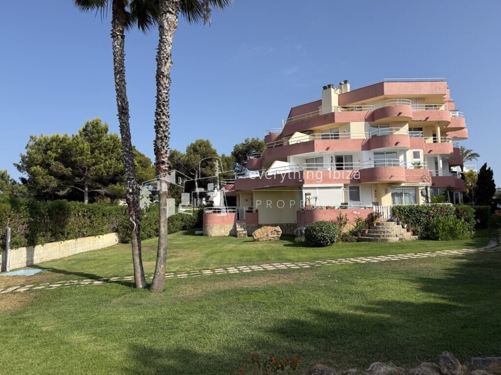 Beautiful Modern Apartment Close to the Coastline with Stunning Sea, Sunset & Bay Views in San Agusti de Vedra — Apartment