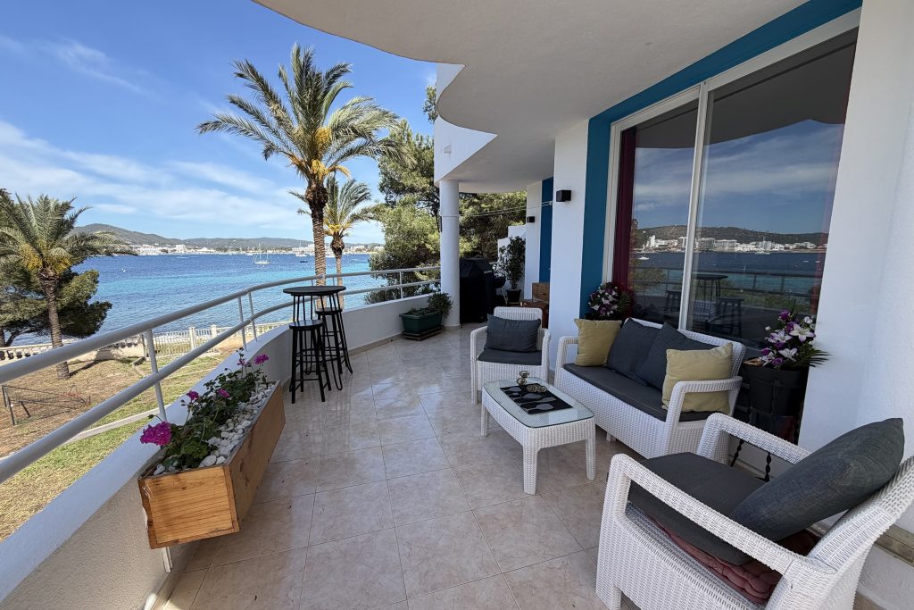 Superbly Located Apartment Close to the Nearby Beach with Stunning Sea & Bay Views in San Agusti de Vedra — Apartment