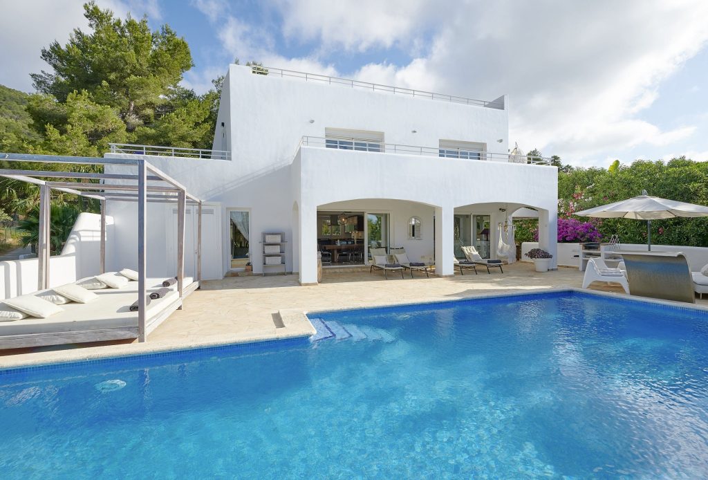 Elegant Modern Villa with Private Infinity Pool and Tourist License Close to Cosmopolitan Santa Eulalia in Siesta — Villa