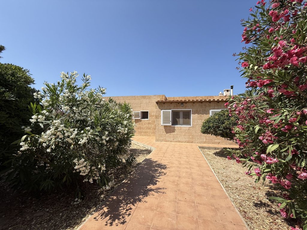 Charming Rustic Villa with Huge Potential Close to the Area Amenities and Beaches in San Agusti de Vedra — Villa