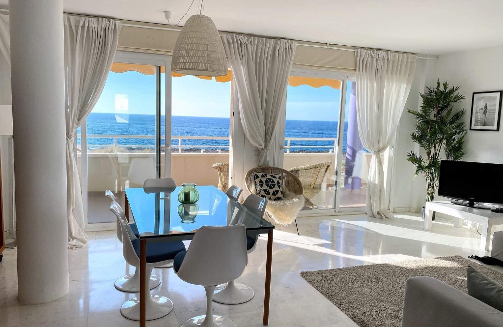 Chic Cosmopolitan 4 Bedroomed Frontline Apartment with Amazing Sea and Sunset Views in Cala De Bou — Apartment