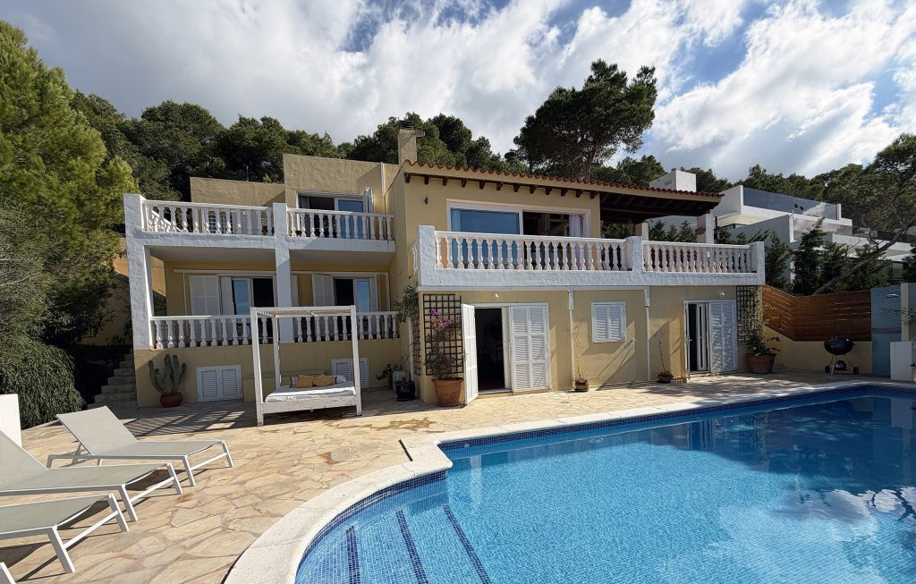 Beautiful Sea and Sunset Facing Villa Close to the Beach with Tourist Rental License in Cala Salada — Villa