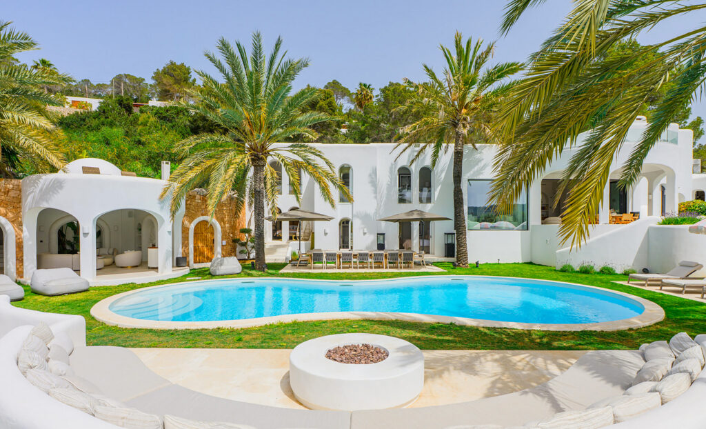 Magnificent Luxury Villa Set in a Stunning Large Private Estate with Amazing Sea and Sunset Views in Cala Tarida — Villa